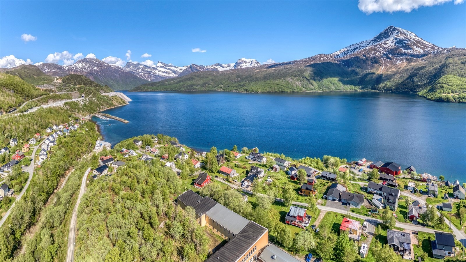Hvor en du snur deg finnes et eldorado for turinteresserte, både sommer og vinter, med tilgang til fjell, fjord og natur like i nærheten. Galleribilde