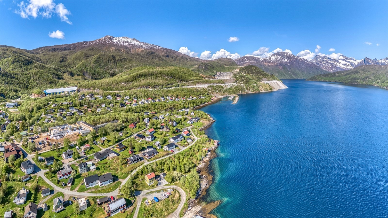 Boligen ligger i et rolig og barnevennlig område med nærhet til flotte friluftsområder og gode turmuligheter året rundt. Samtidig er det kort vei til byliv og servicetilbud, med Narvik omtrent 10 mil unna. Galleribilde