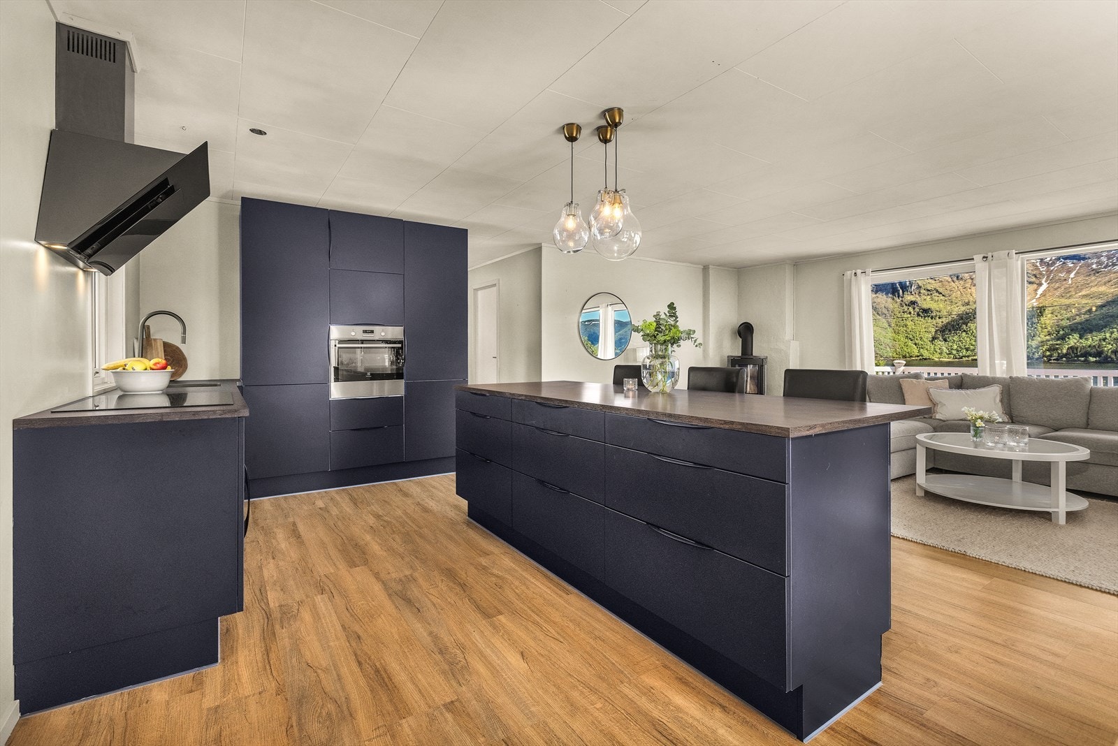 Innredningen er fra HTH montert i 2018. Galleribilde