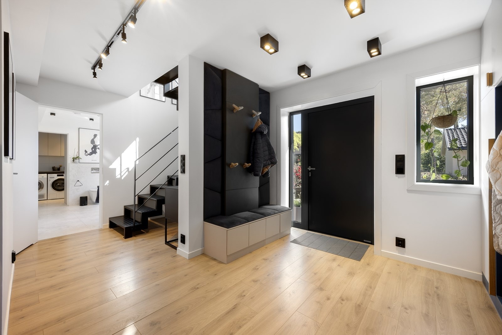 Velkommen inn i en lys og romslig entré med laminatgulv og gulvvarme. Galleribilde