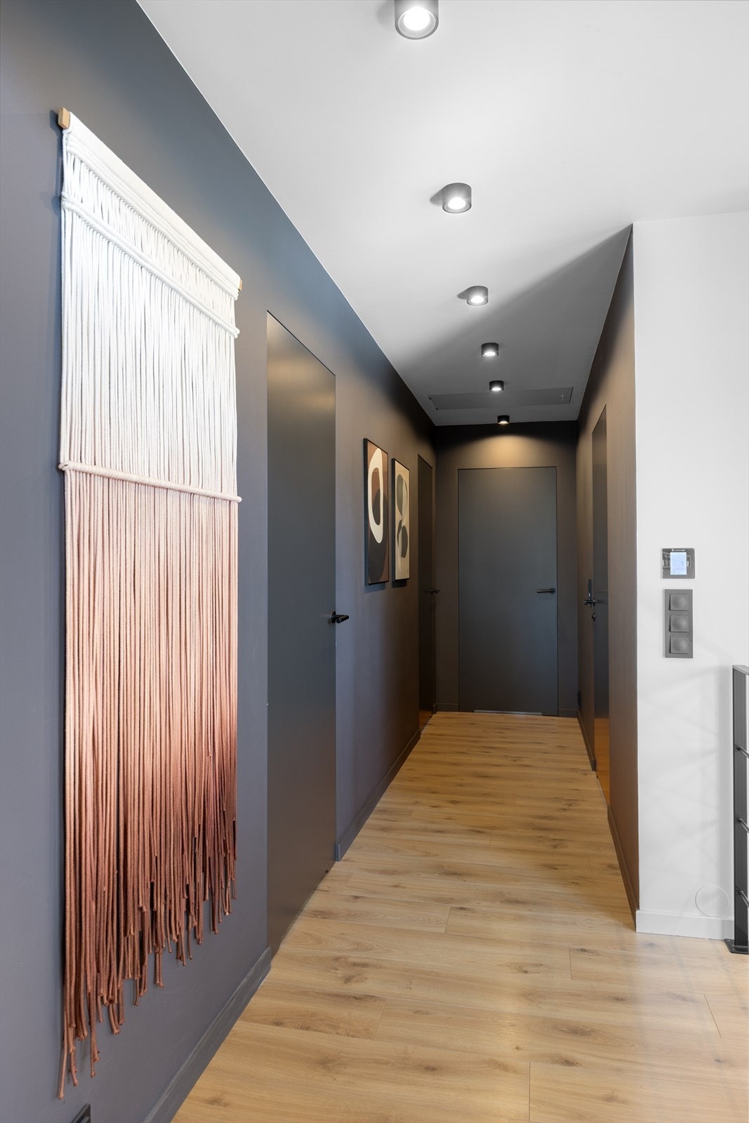 Listefrie tredører med pakning i karm gir et rent og moderne uttrykk. Galleribilde