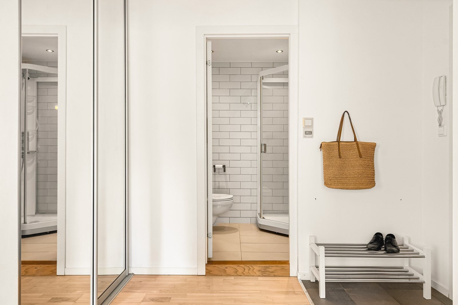 Velkommen inn! | Entrèen er lys og trivelig med god plass til å sette fra seg sko og henge yttertøy i stor skyvedørsgarderobe med speil Galleribilde