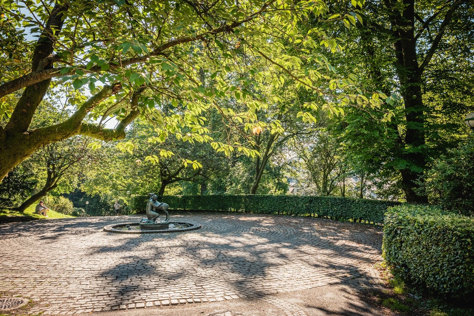Kort vei til Nygårdsparken som er et populært samlingssted om sommeren Galleribilde