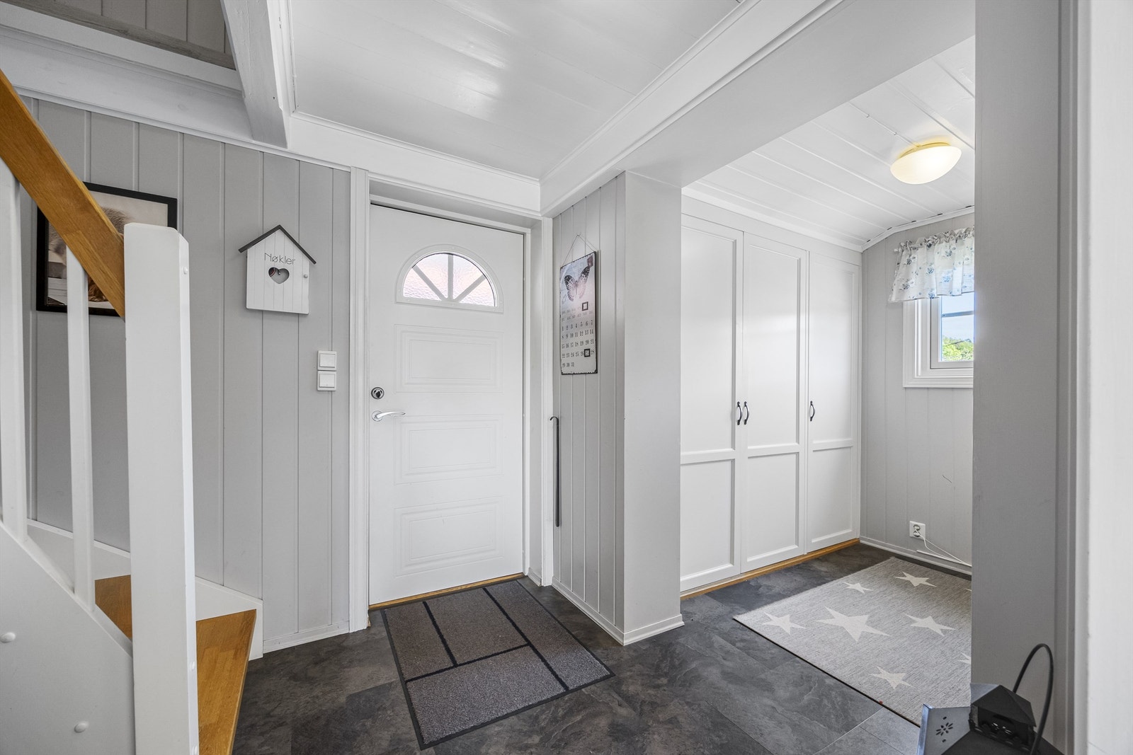 Entréen har gulvvarme og god plass til oppbevaring i plassbygget garderobe. Galleribilde