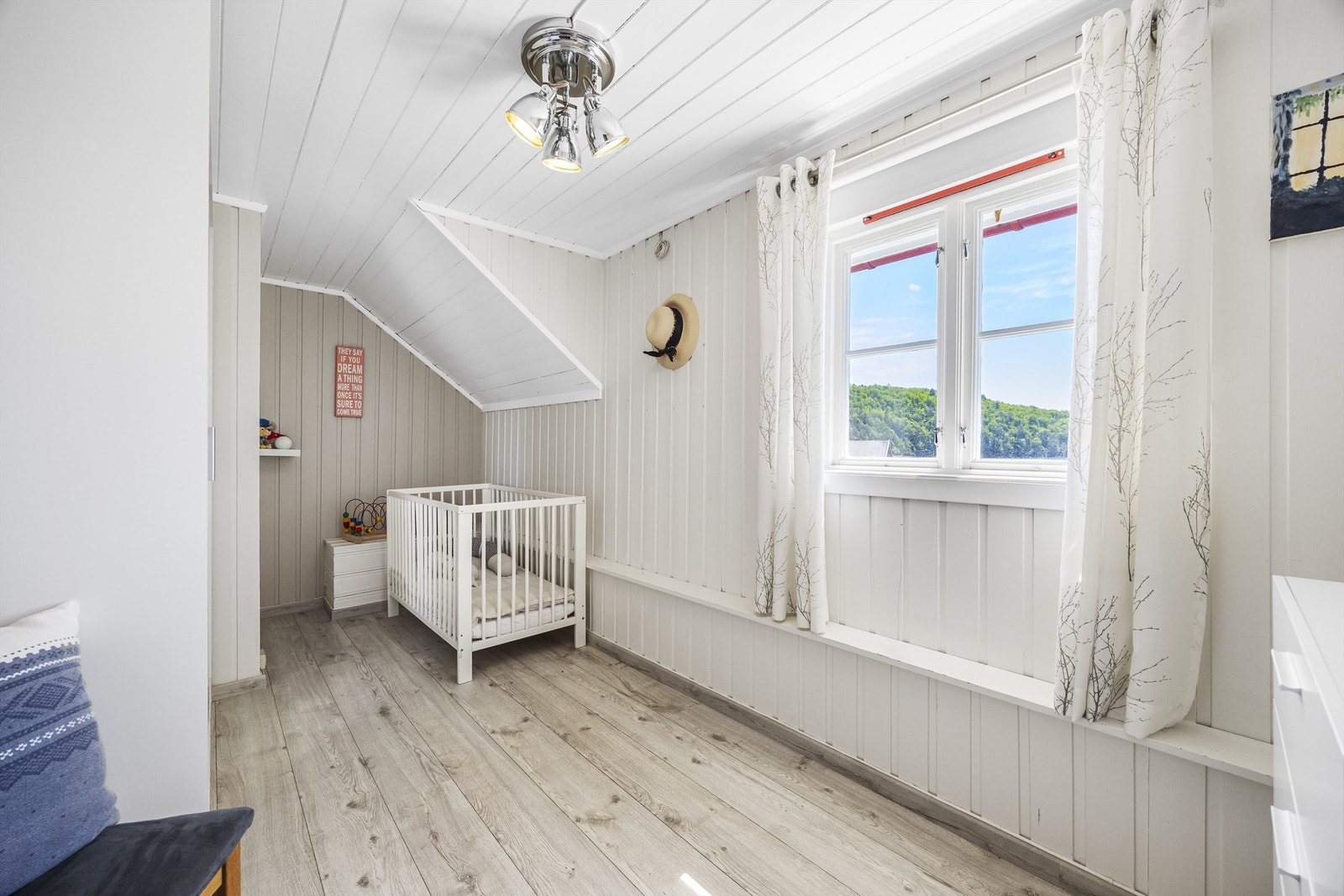 Det tredje soverommet passer godt som barnerom, gjesterom eller kontor. Galleribilde