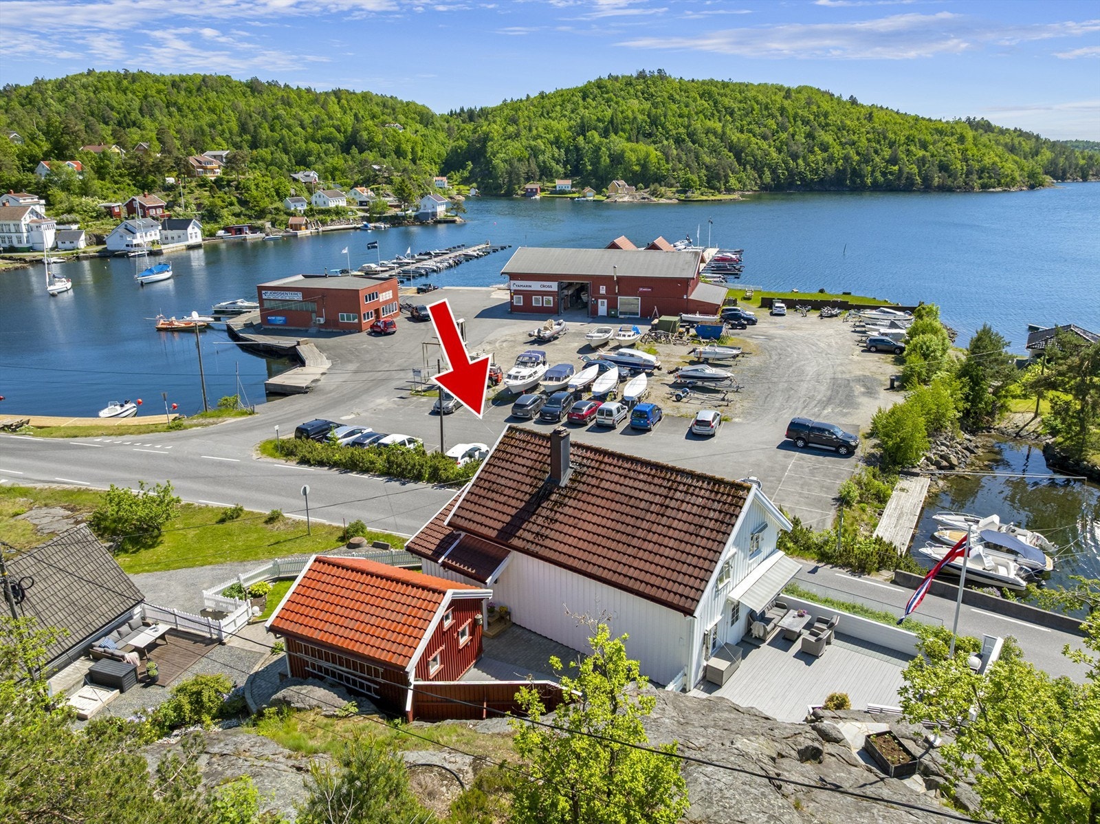 Her bor du med umiddelbar nærhet til sjø, svaberg og båtliv. Det er en liten teig som tilhører på brygga som ligger på andre siden av veien. Galleribilde