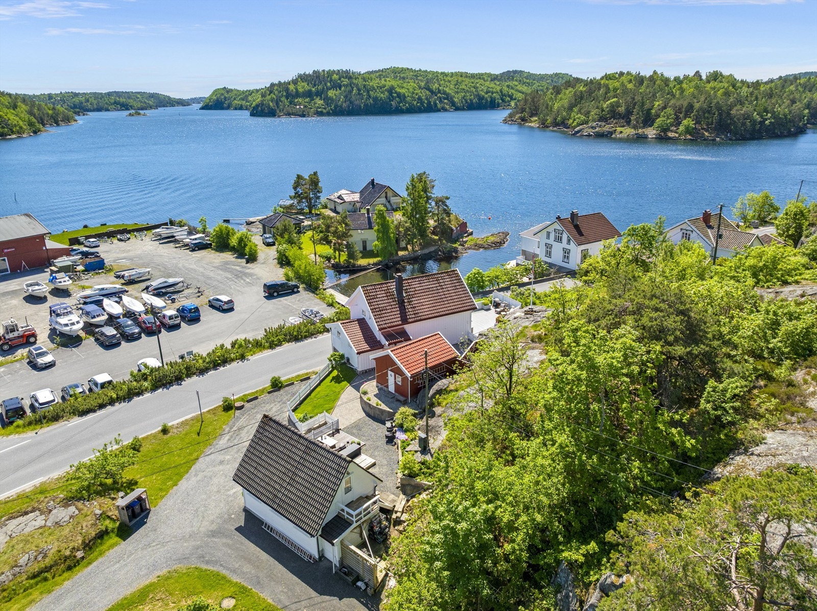 Området består av feriehus og helårsboliger med sin sentrale og sjønære beliggenhet. Det tar få minutter til sentrum i bil, men sentrum kan også enkelt nås med båt. Galleribilde