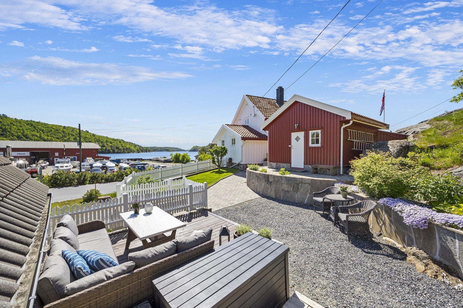 Fra uteområdene har man fin utsikt over Sagesund. Galleribilde