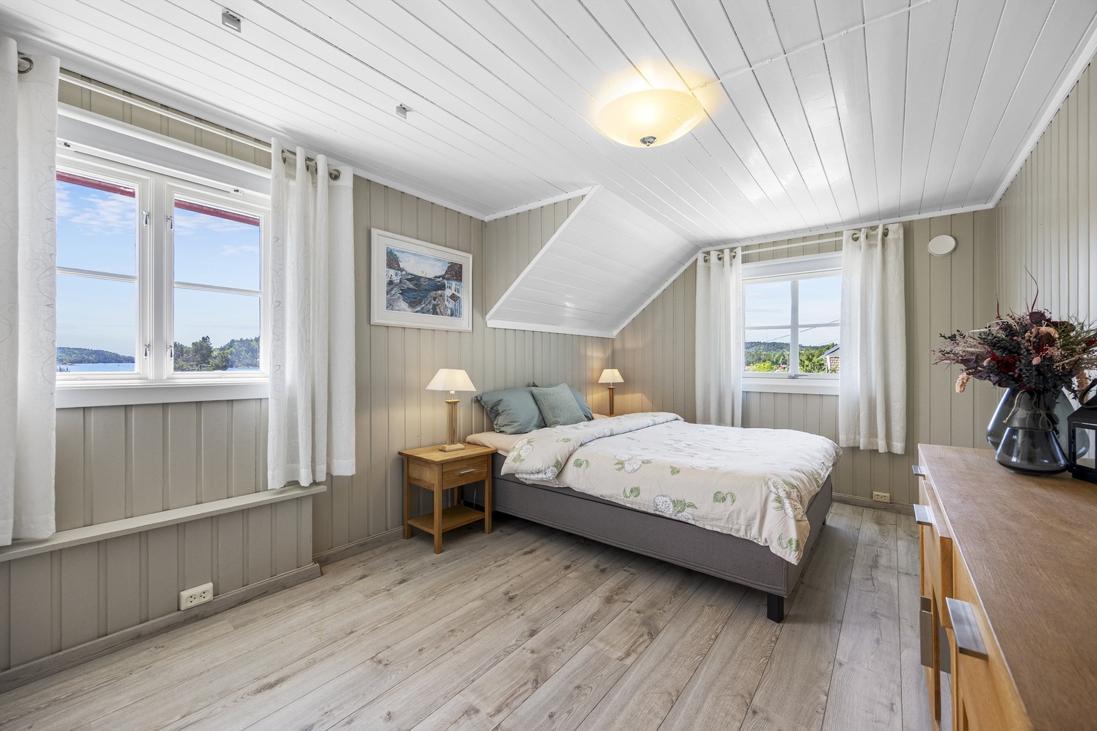 Hovedsoverommet er romslig og har utsikt til sjøen. Galleribilde