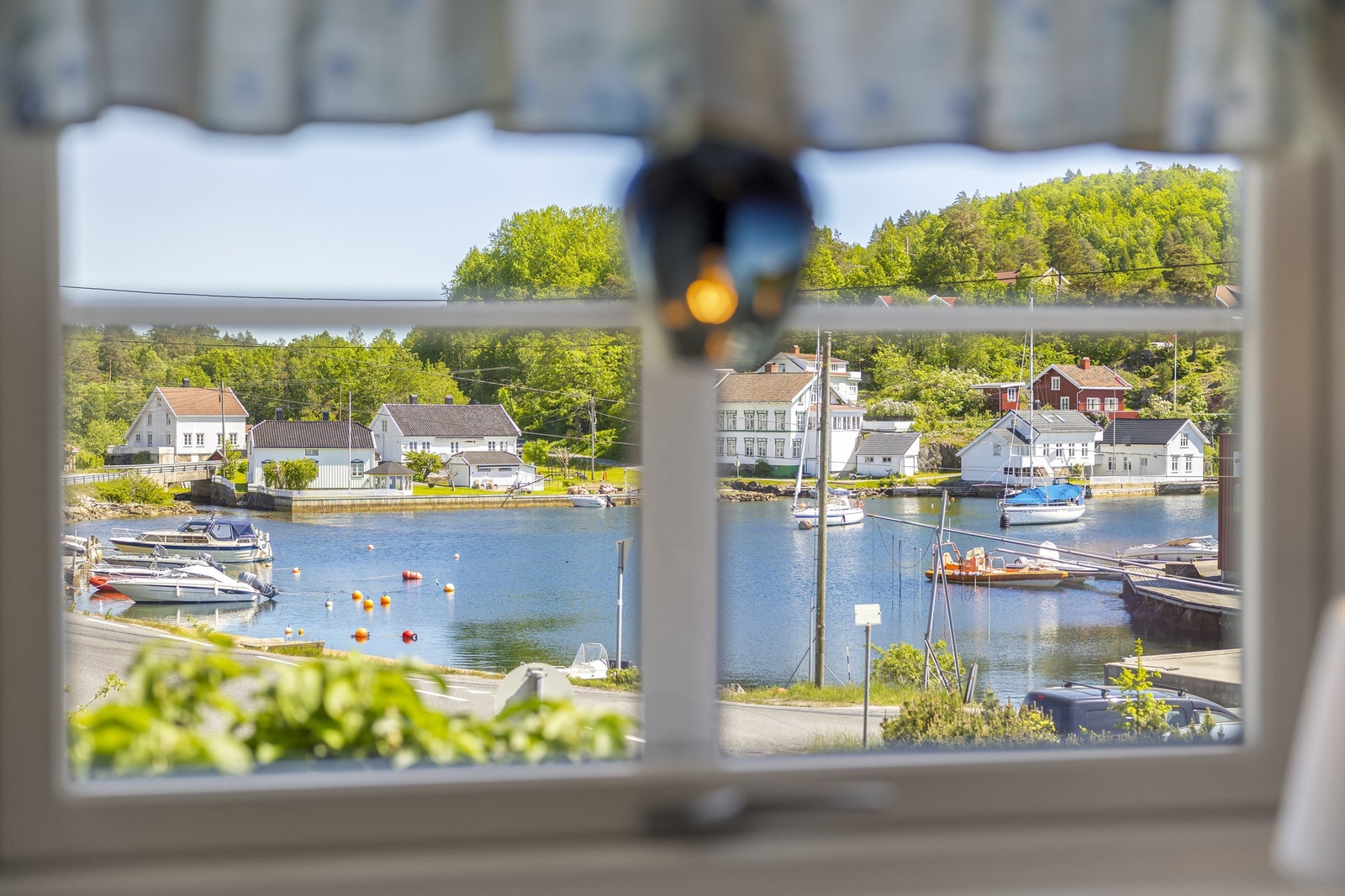 Fra flere av rommene har man direkte utsikt til den lune havna i Sagesund. Galleribilde
