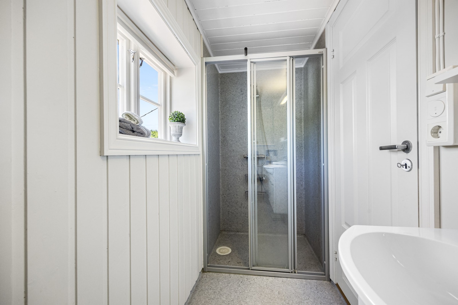 Badet er utstyrt med dusjhjørne. Galleribilde