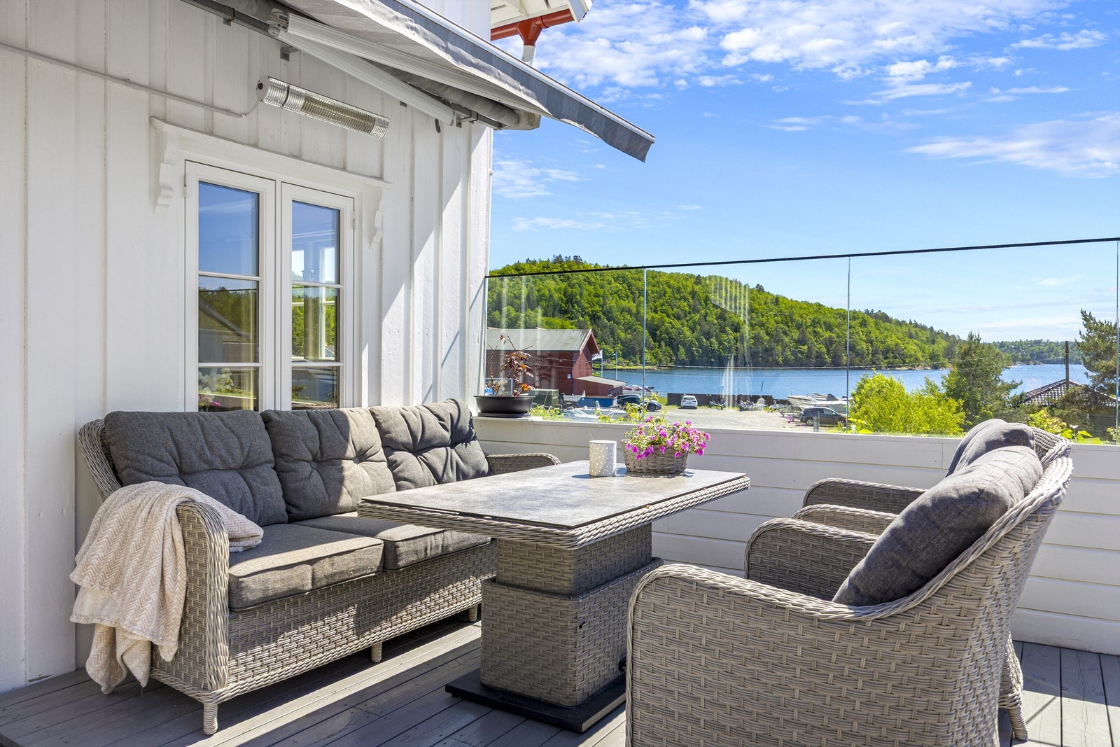Terrassen er utstyrt med både markise og terrassevarmer for utvidet sesong. Galleribilde
