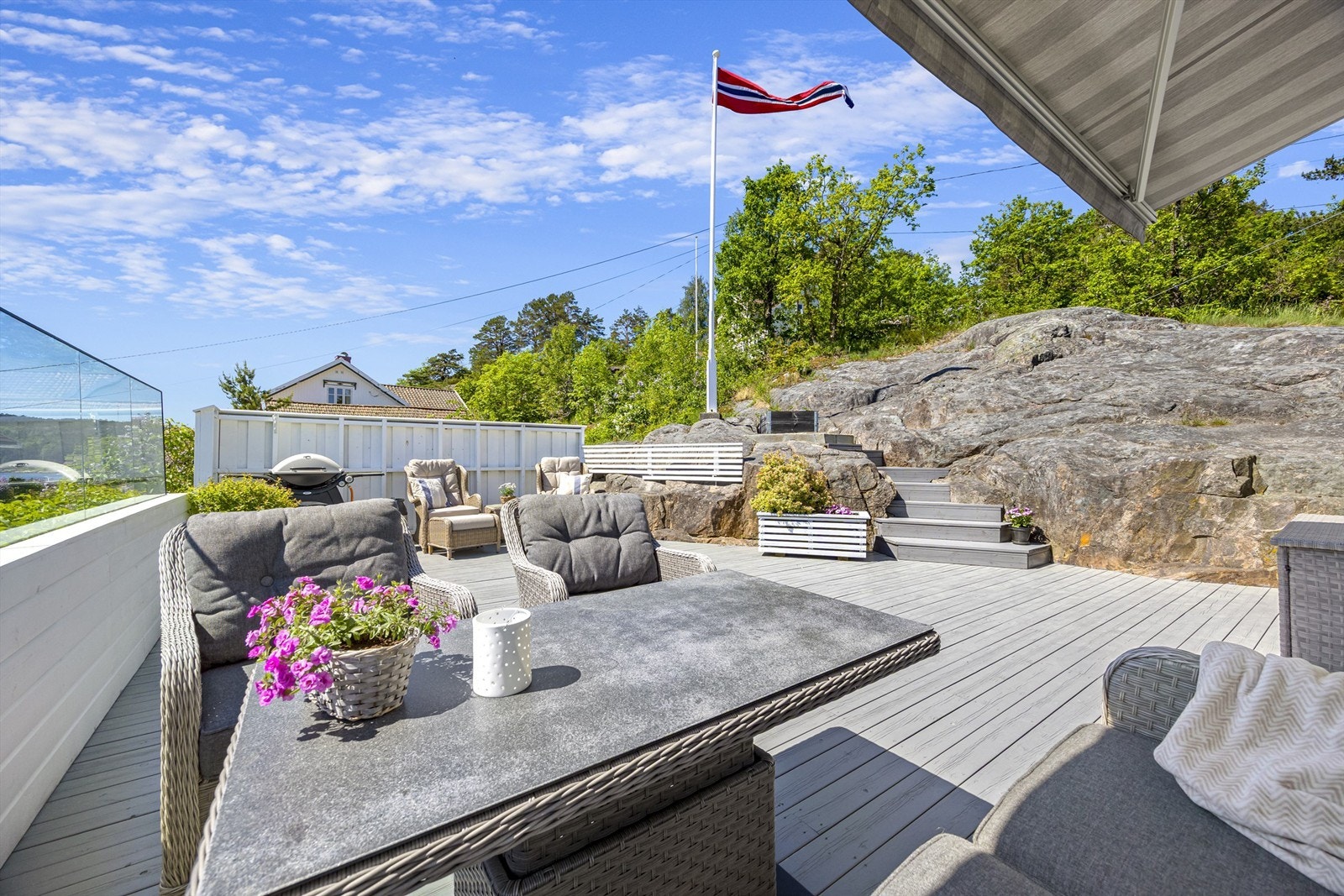 Uteplassen er anlagt i flere nivåer for bedre utnyttelse av uteområdet. Galleribilde