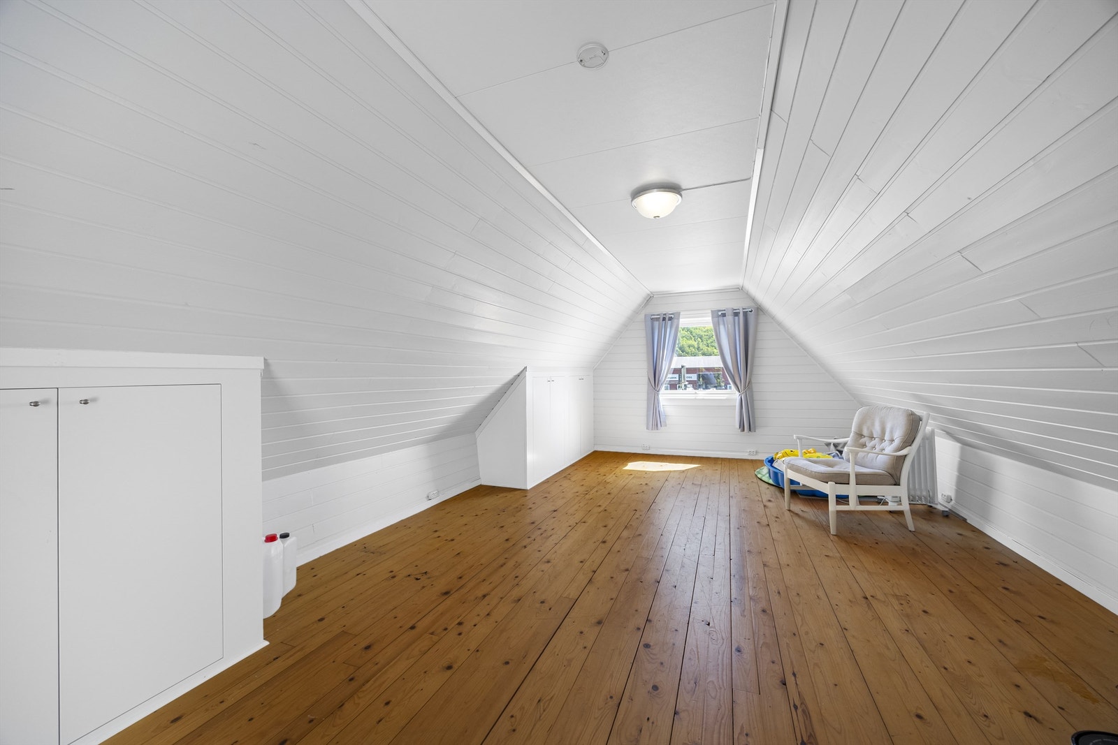 Over garasjen er det et innredet loft som gir rikelig med lagringsplass. Galleribilde