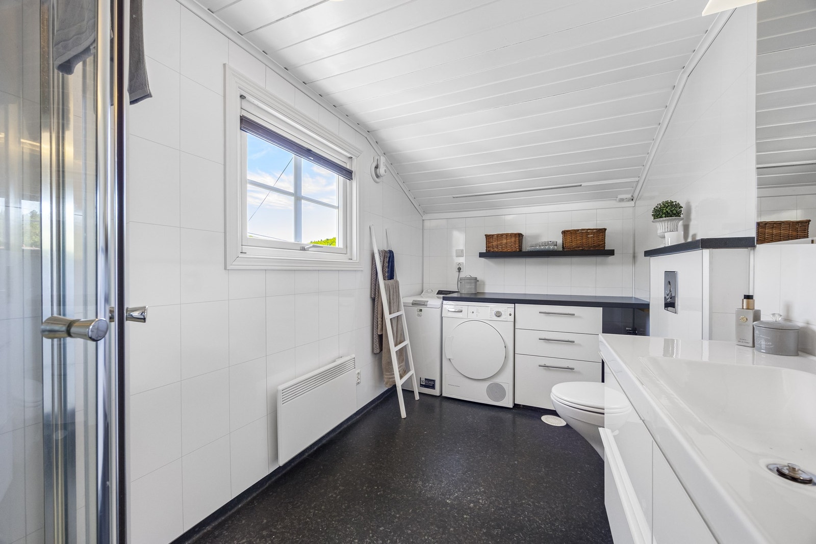 Vaskemaskin og tørketrommel følger med. Galleribilde