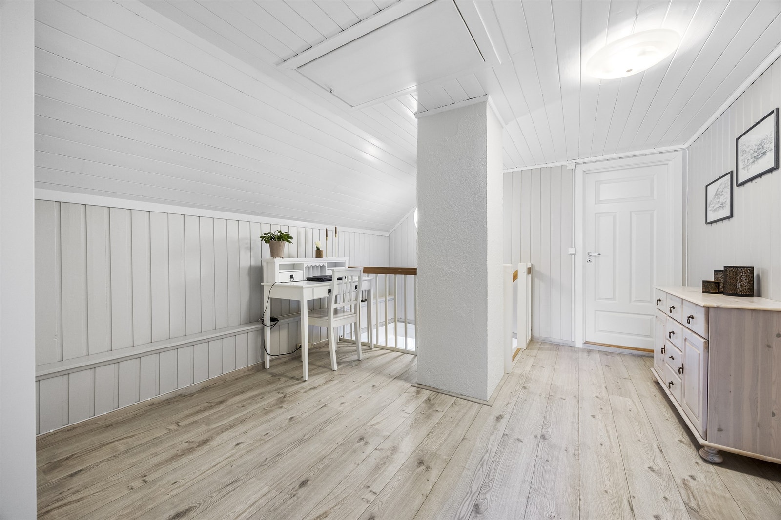 Loftsgang med plass til kontor, oppbevaring eller en liten lounge. Galleribilde