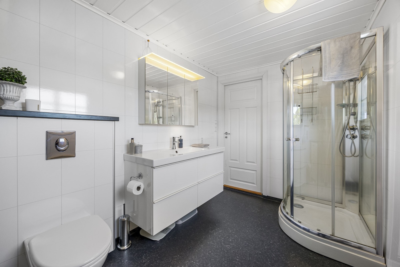 Badet i 1. etasje ble også renovert i 2014. Galleribilde