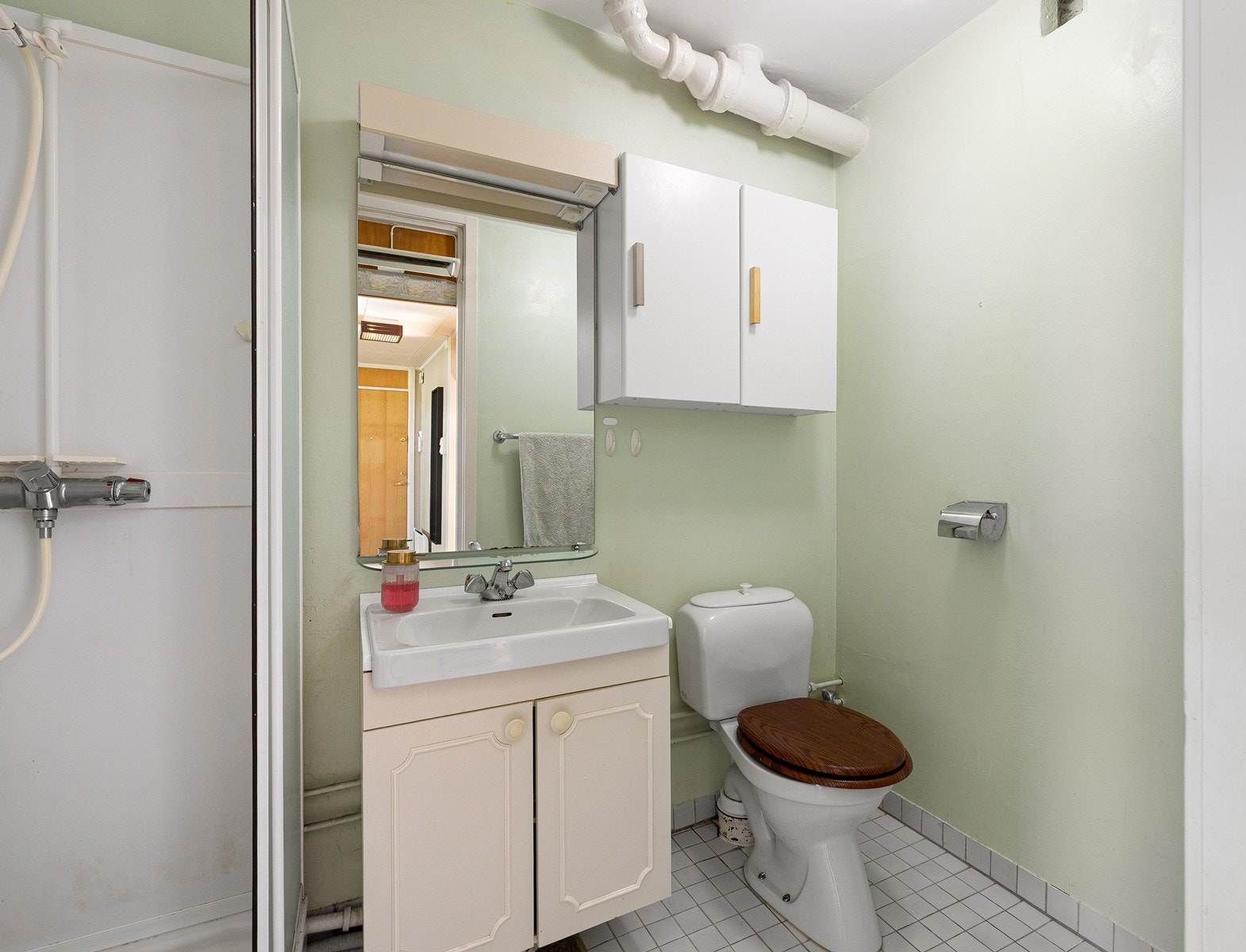 Badet har en eldre utførelse og standard, og det må påregnes oppgraderinger for å møte dagens forventninger og krav til våtromsløsninger. Galleribilde
