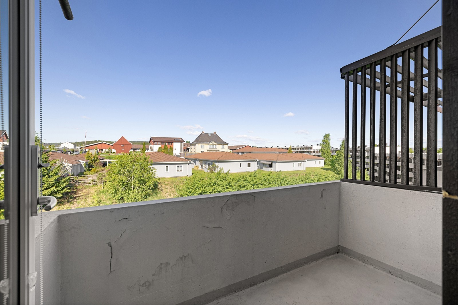 Fra stuen er det utgang til en hyggelig vestvendt balkong med skjermet beliggenhet, og som byr på fin utsikt over sameiets fellesområder og nærområdet. Galleribilde