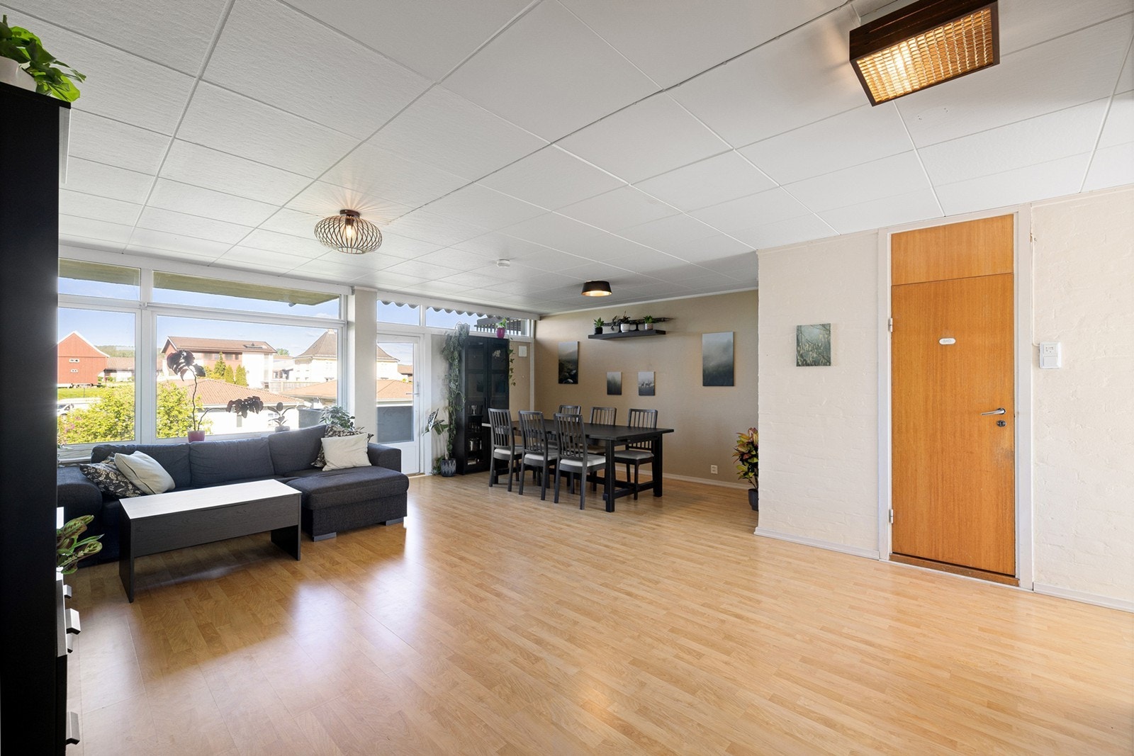 Lys og trivelig stue med en åpen og fleksibel planløsning som gir god plass til både sofagruppe og spiseavdeling. Galleribilde
