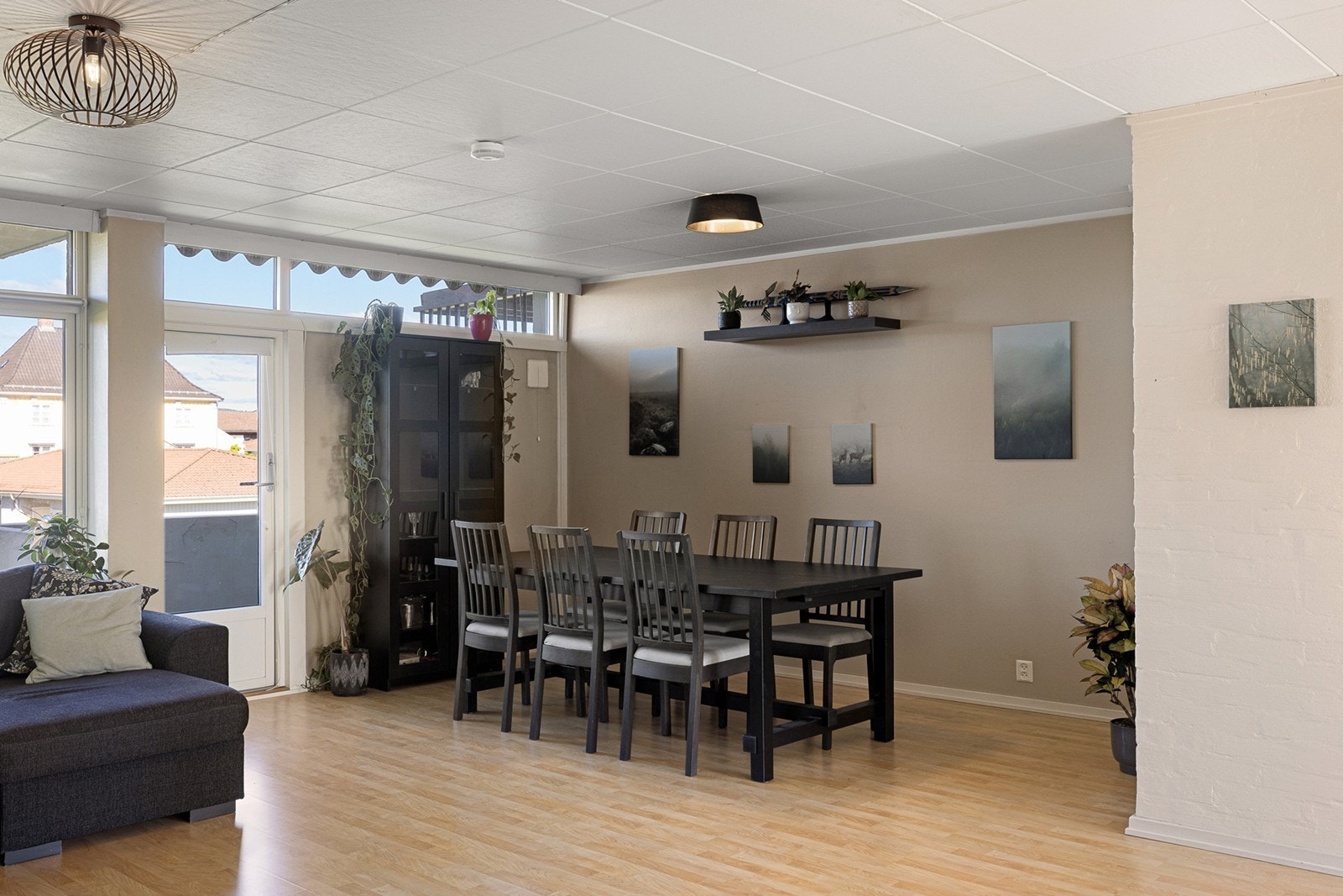 Spiseplassen er integrert i stuen og har god plass til et større spisebord, noe som gjør rommet velegnet for både hverdagsmåltider og sosiale sammenkomster. Galleribilde