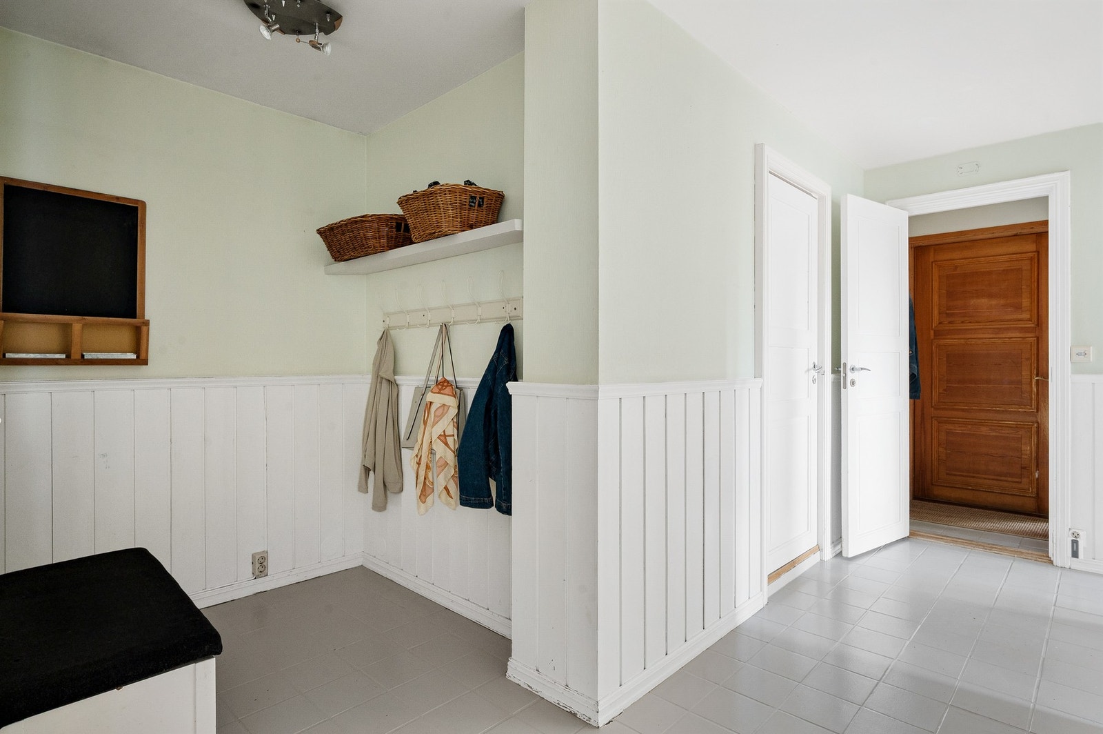Inngangspartiet har god plass til oppheng av yttertøy og praktisk oppbevaring, noe som gir en ryddig og innbydende entré. Galleribilde