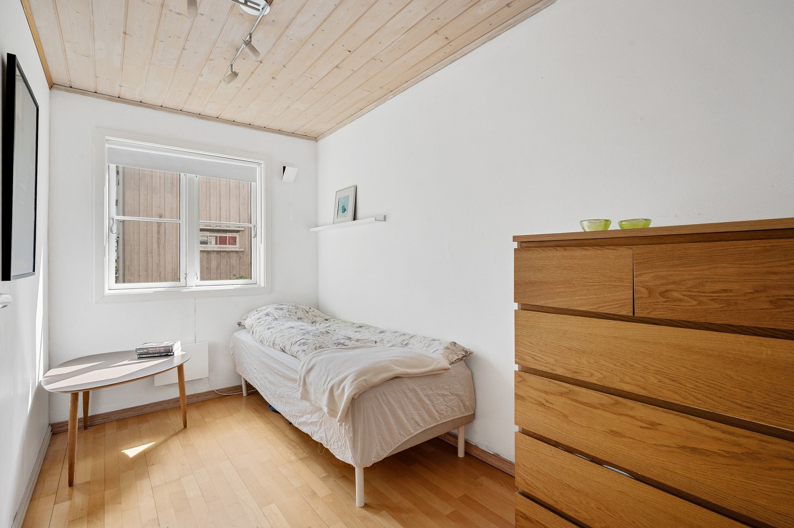 Soverom 2 med plass til både seng og garderobe. Galleribilde