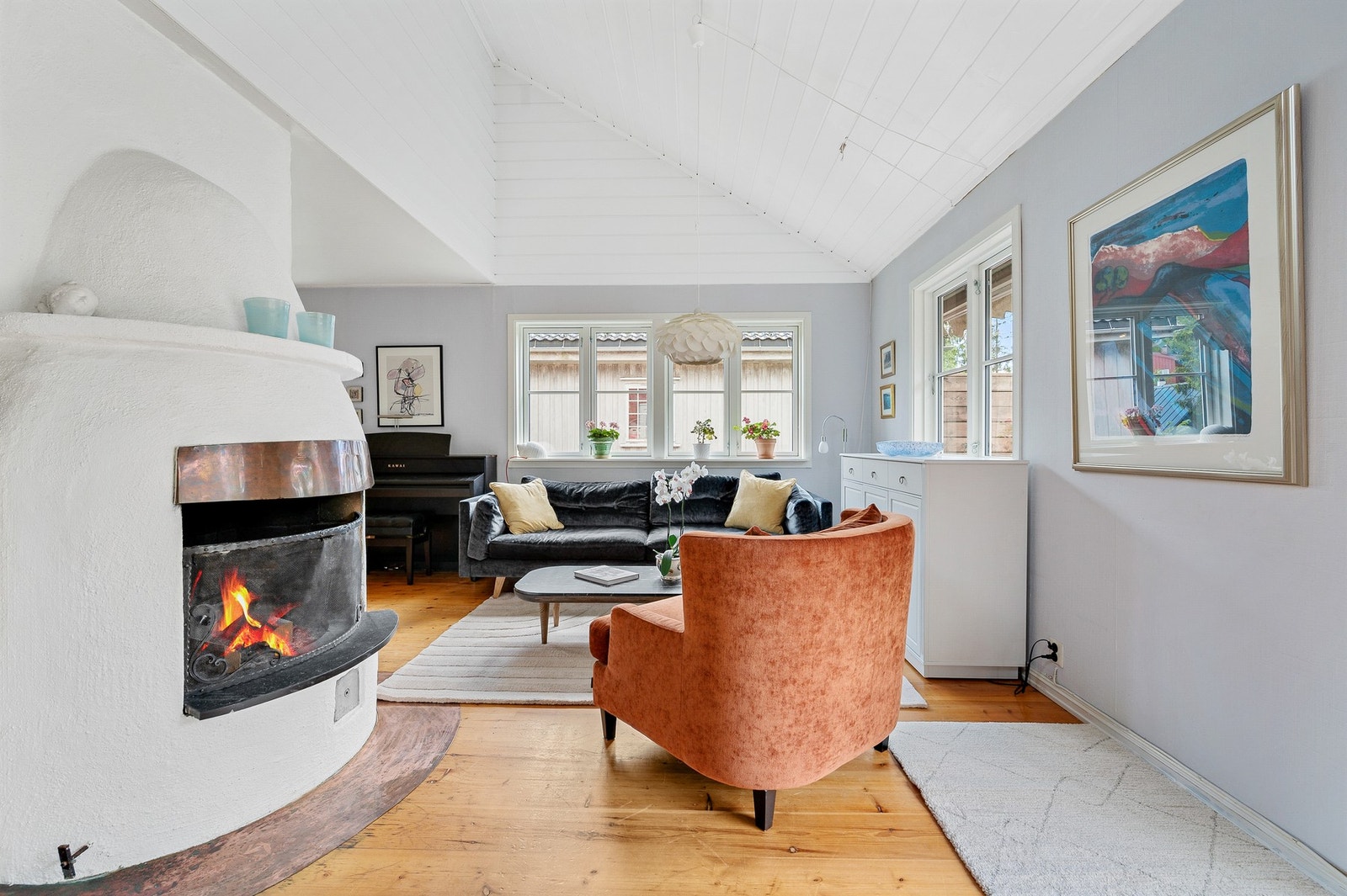 Stuen har en hyggelig peis for både varme og hygge. Galleribilde