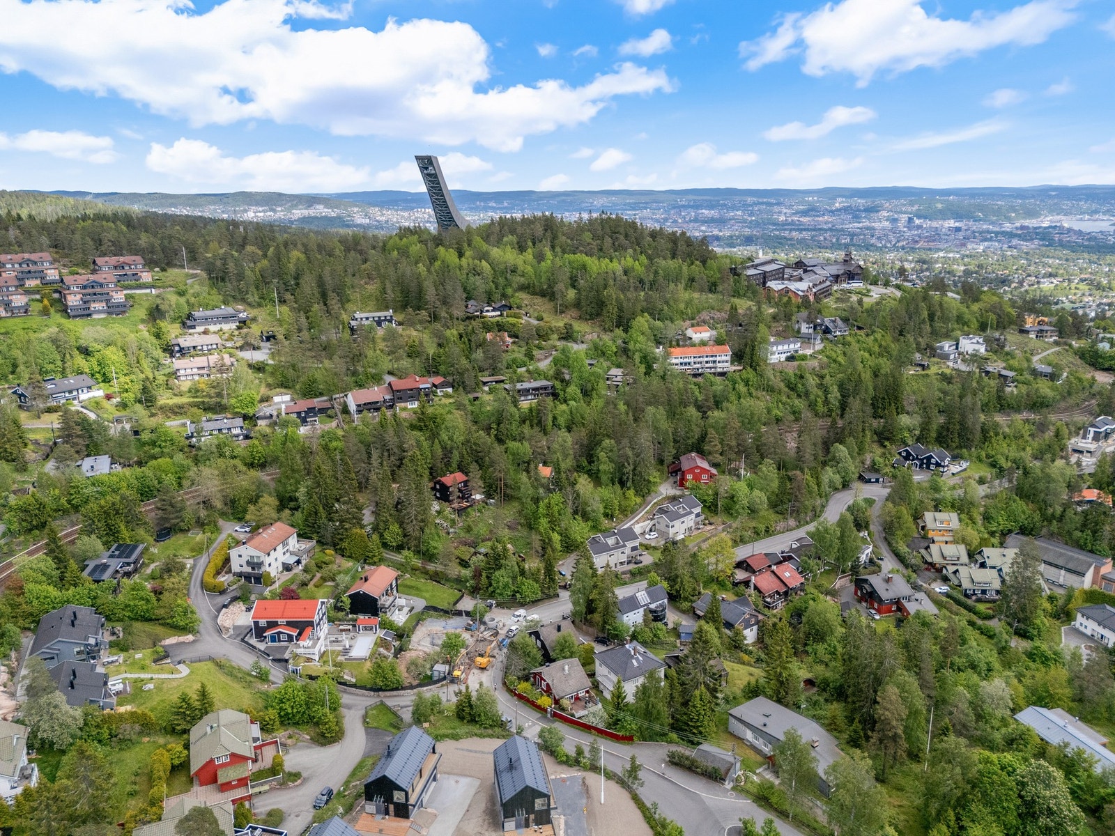 Huset ligger rett på baksiden av Holmenkollen. Galleribilde