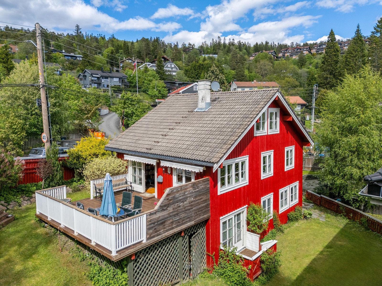 Boligens tomt er hyggelig med god plass. Galleribilde