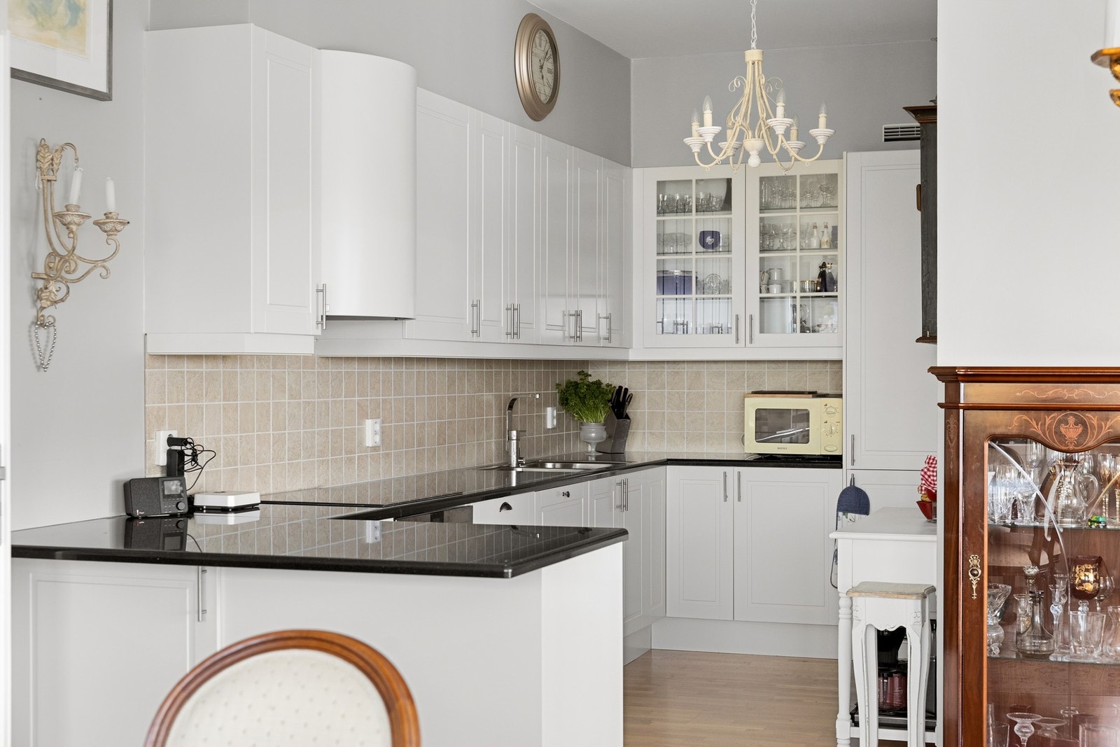 Innredningen har profilerte fronter kombinert med elegant steinbenkeplate som gir et tidløst uttrykk. Galleribilde