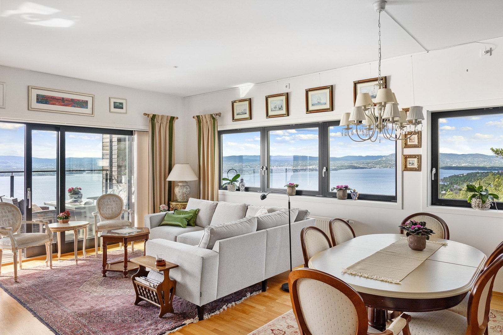 Store vinduer og terrassedør gir rikelig med naturlig lys i rommet, så vel som fantastisk utsikt mot fjorden. Galleribilde