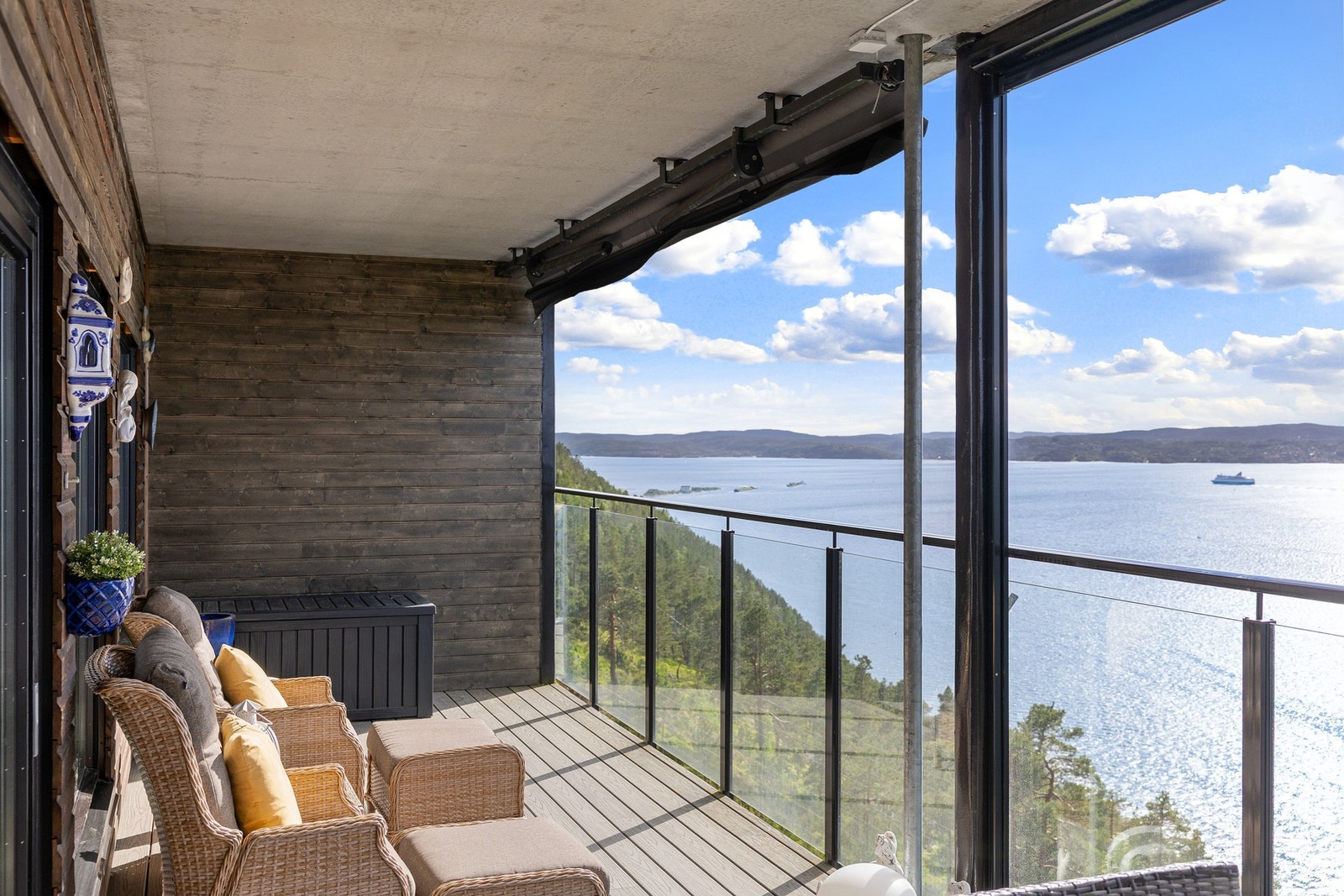 Den flotte balkongen blir som en forlengelse av stuen i vår- og sommermånedene. Her er det bare å nyte utsikten i naturskjønne omgivelser. Galleribilde