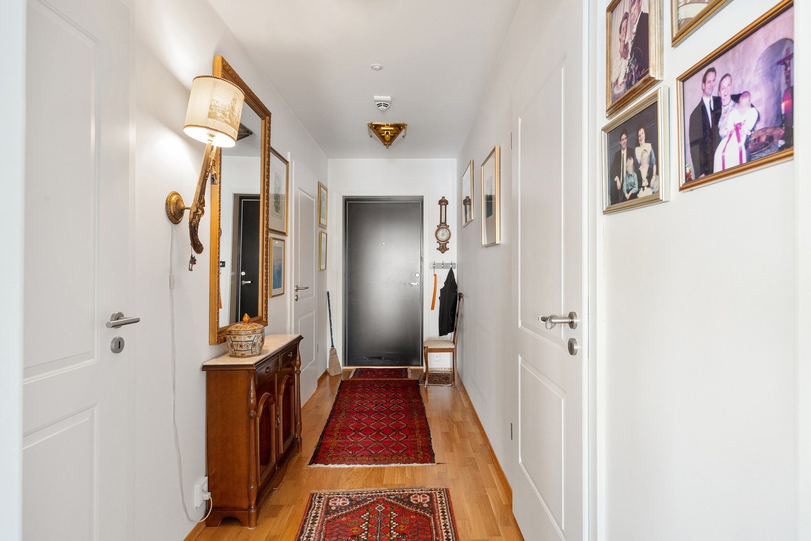 Direkte fra overbygget inngangsparti kommer du inn til en innbydende, lys og hyggelig entré, som gir et godt førsteinntrykk av leiligheten. Galleribilde