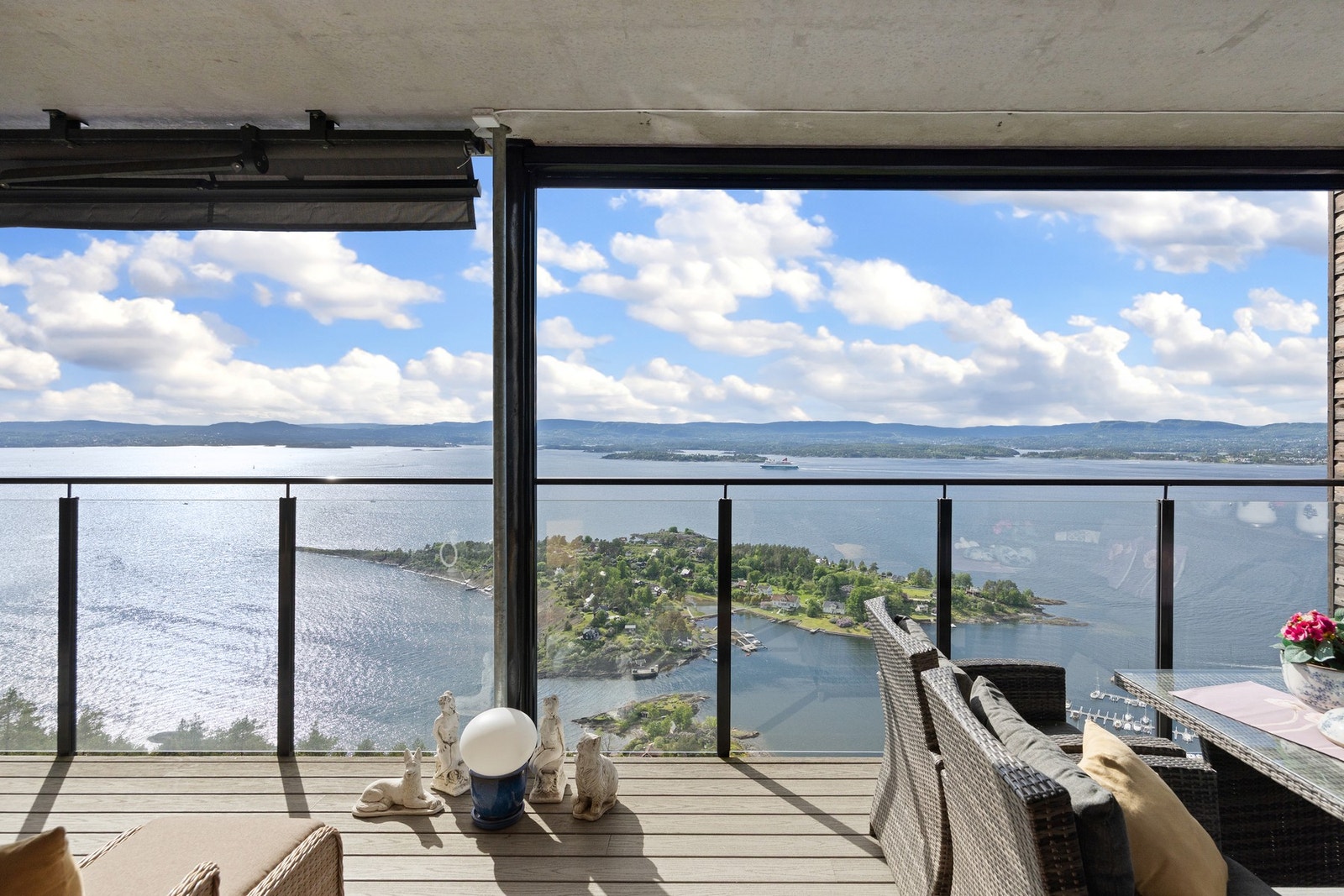 Flott hjørneleilighet med panoramautsikt over fjorden Galleribilde