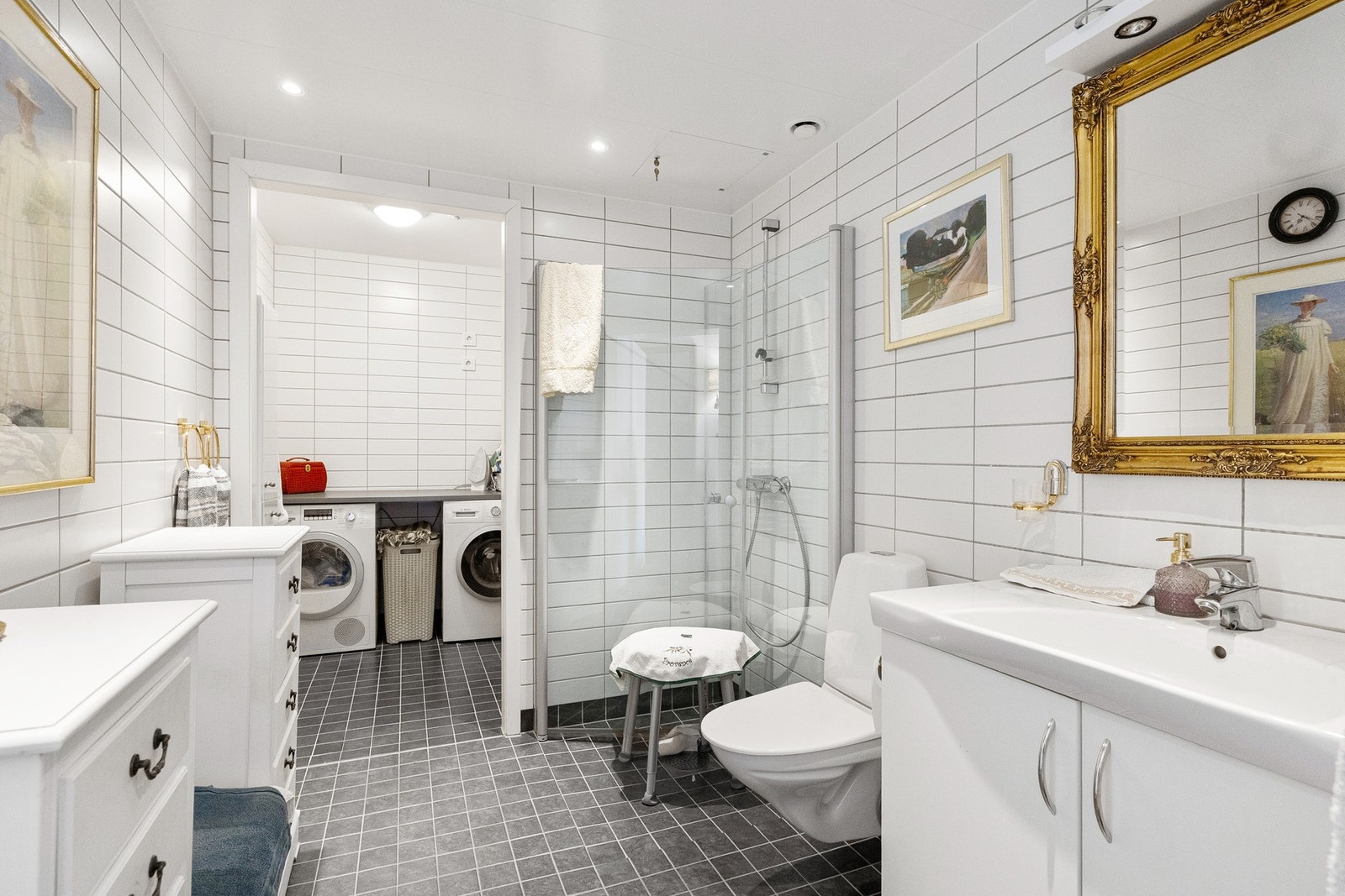 I direkte tilknytning til badet ligger en praktisk flislagt bod med opplegg for vaskemaskin, tørketrommel og ekstra kjøl/fryseskap. Dette gir gode og funksjonelle løsninger i hverdagen. Galleribilde