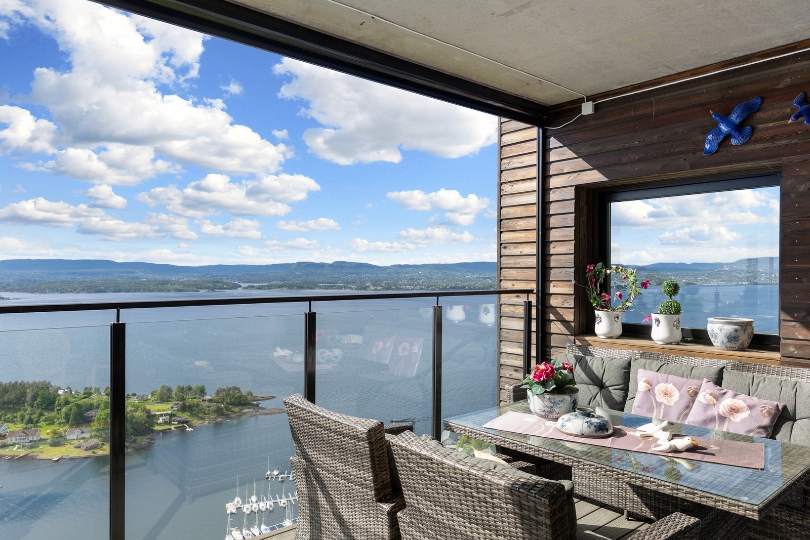 På balkongen kan du enkelt innrede en sosial sone og nyte panoramautsikt i naturskjønne omgivelser. Galleribilde