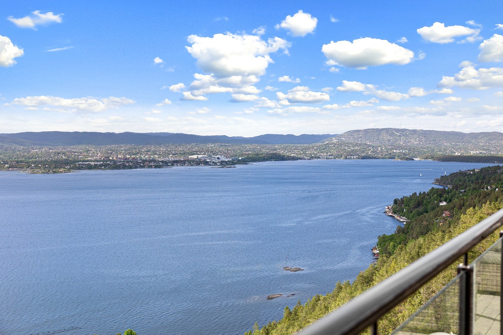 Nesodden har mange kilometer med nydelig kyststi, som blant annet går forbi boligen og ned til Kavringen marina, og videre til Alværn eller Nesoddtangen. Galleribilde