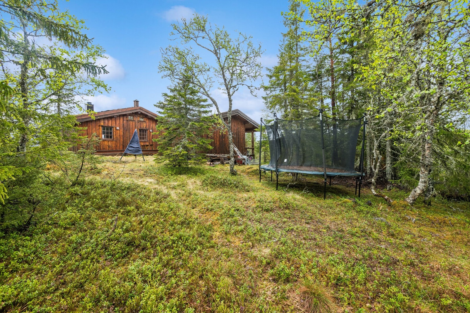 Her har man god boltreplass i skjermede omgivelser. Ikke langt fra hytta har man et stort løypenett med skiløyper på vinteren og flere flotte fotturer på sommerhalvåret. Galleribilde