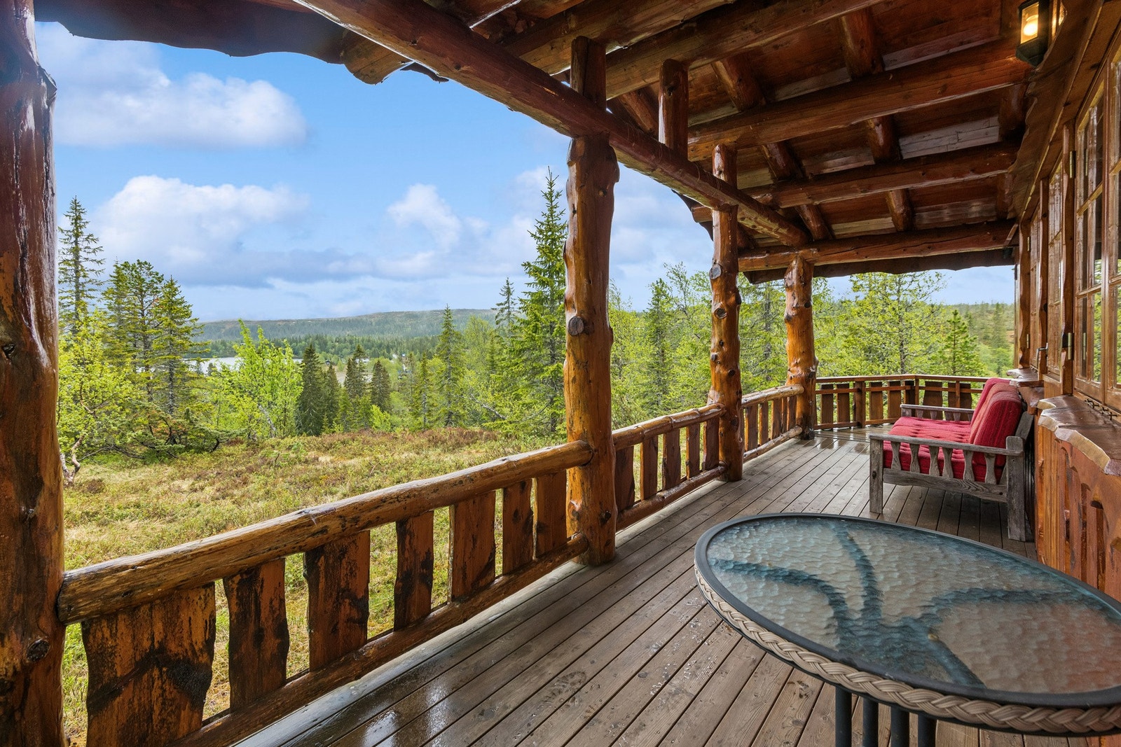 Hyggelig veranda med god plass til hagemøbler. Verandaen er takoverbygget, så her kan man nyte naturen uansett vær. Galleribilde