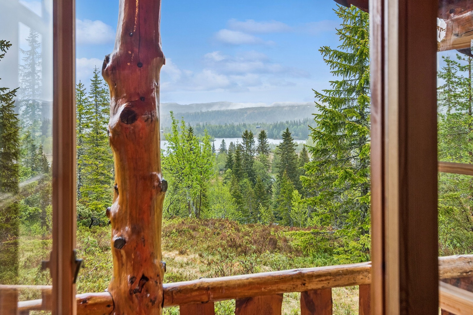 Hytta ligger med kort vei til parkering sommer som vinter og nyter godt av gode sol- og utsiktsforhold. Galleribilde