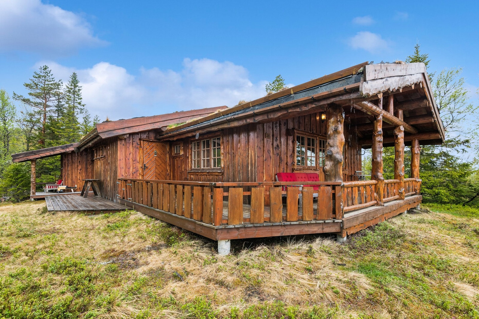 Hytta ligger fint til i naturskjønne omgivelser. Her har man flotte tur- og rekreasjonsmuligheter sommer som vinter rett utenfor døra. Galleribilde
