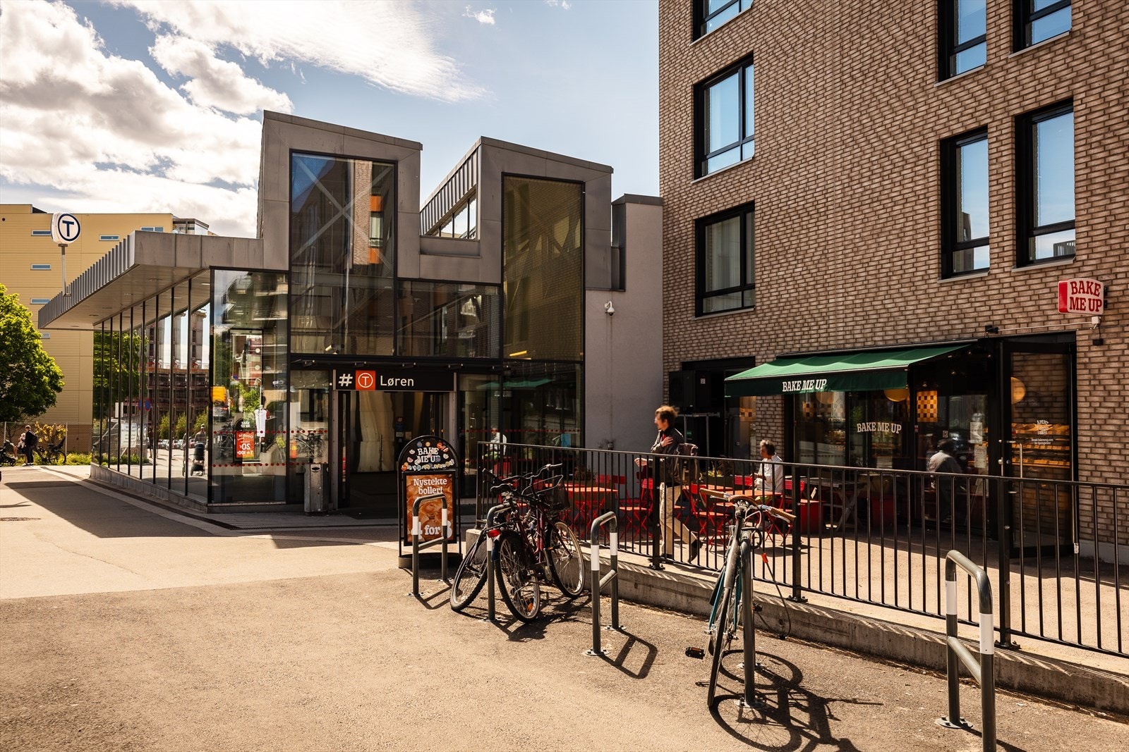 Rett ved T-banen, Løren Torg og flere kaféer. Galleribilde