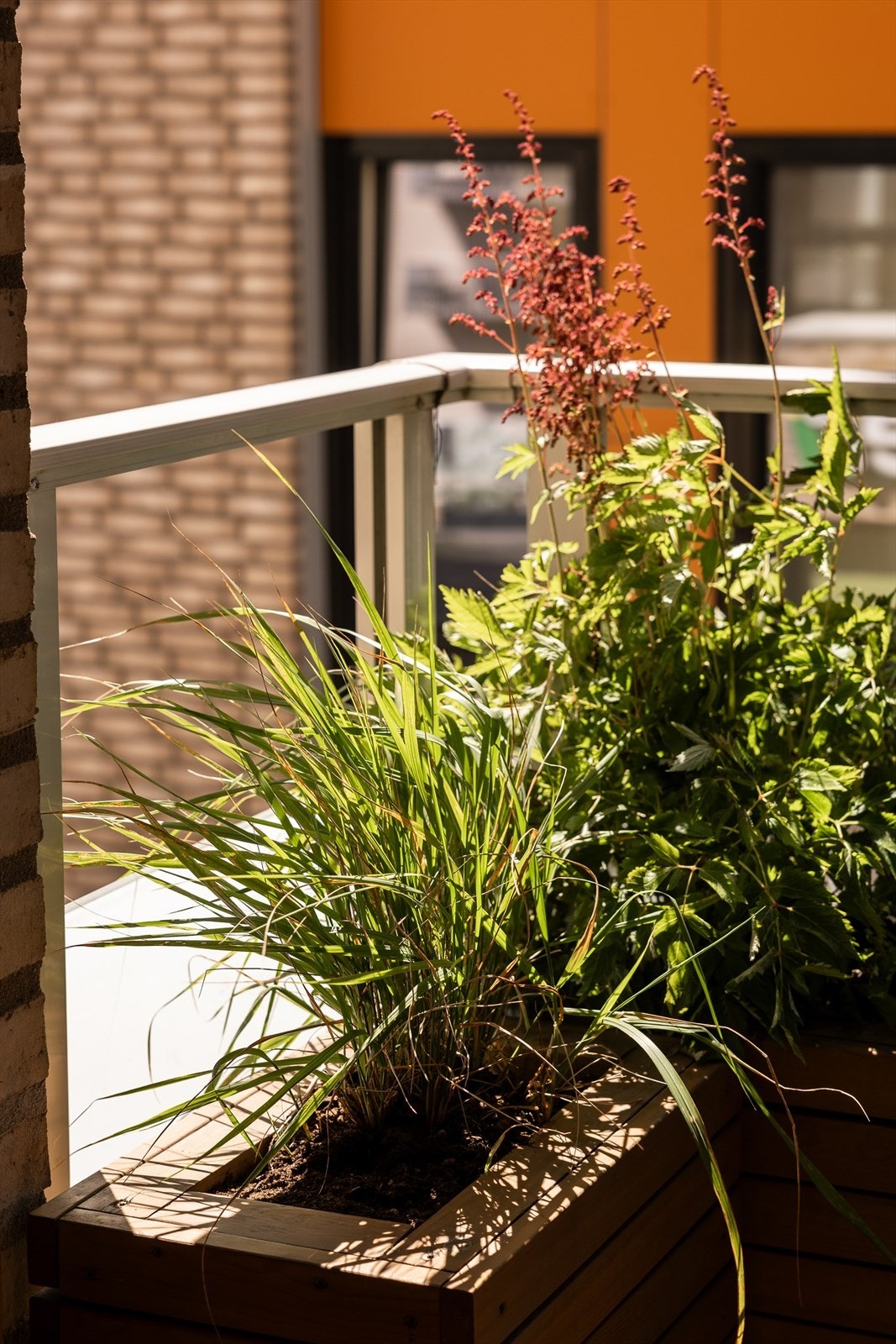 Terrassebord er lagt på tilfarere av tre, og rekkverket består av aluminium med glassfelt som gir et moderne uttrykk. Galleribilde
