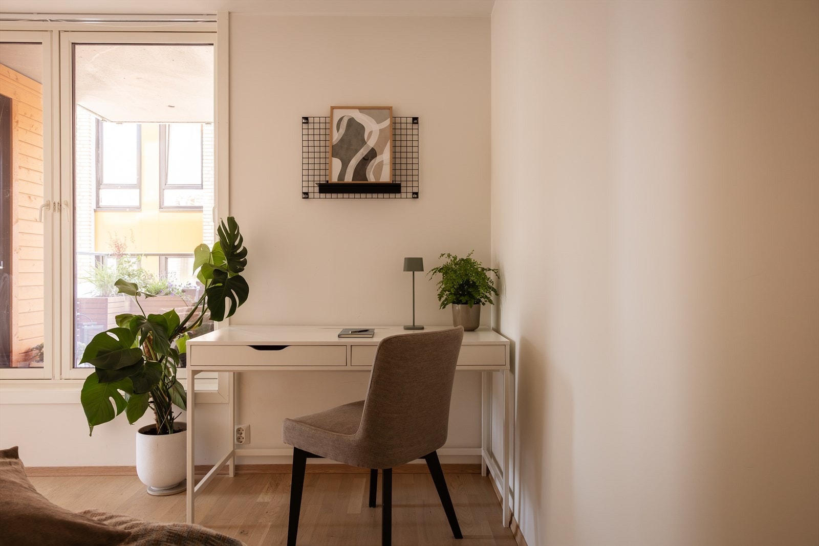 God plass til en kontorpult eller en garderobeløsning. Galleribilde