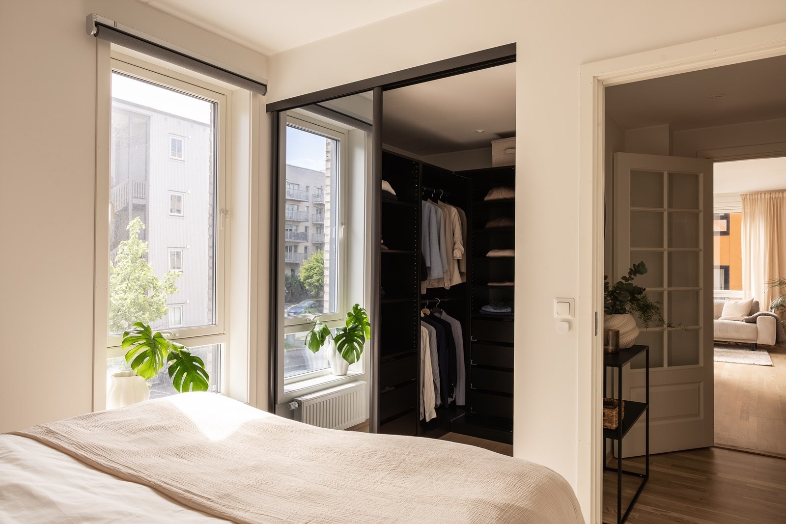 Via skyvedøren kommer man inn til boligens bod, som i dag er innredet til walk-in closet. Galleribilde