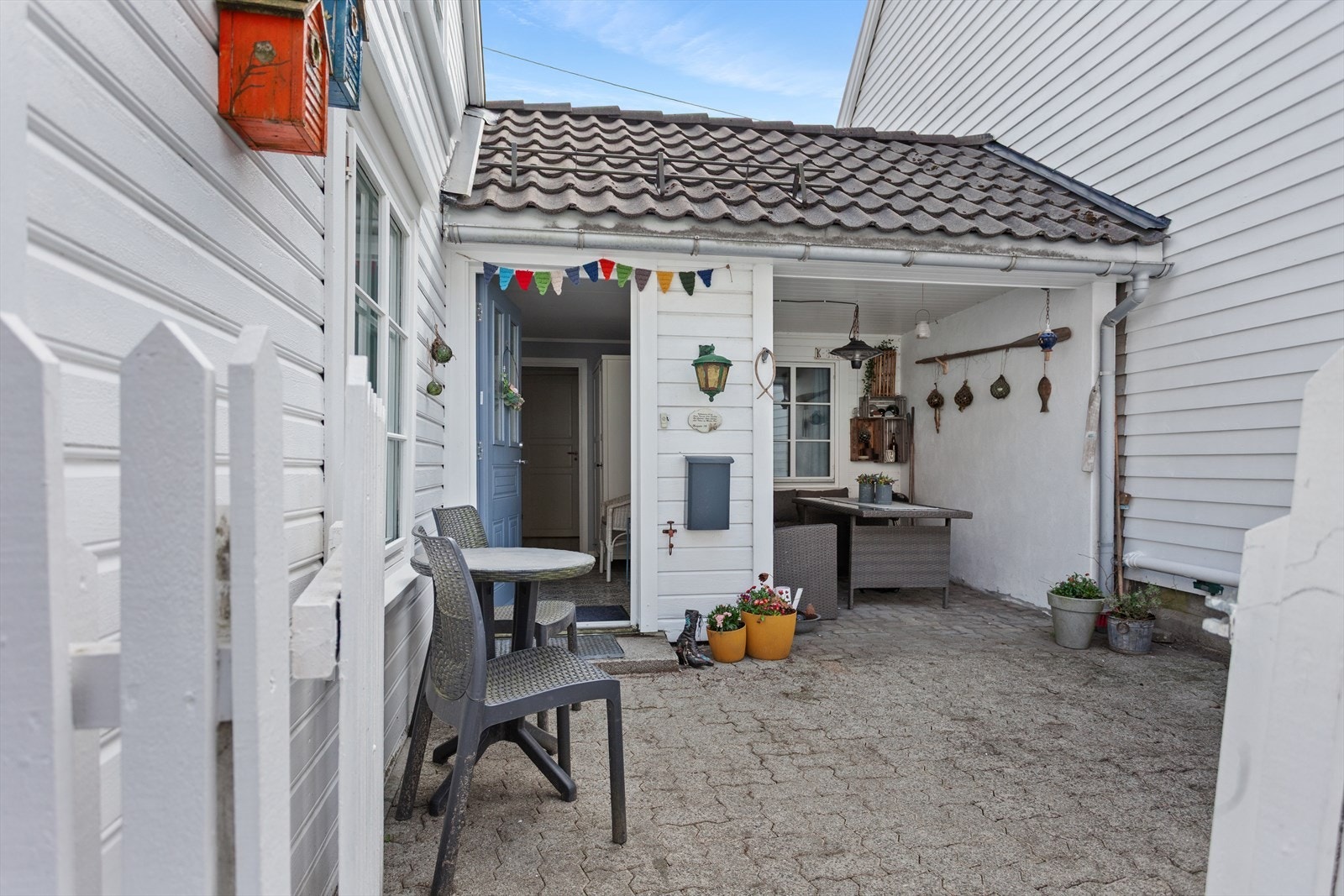 Uteplassen ved inngangspartiet er et hyggelig sted for en sittegruppe. Galleribilde