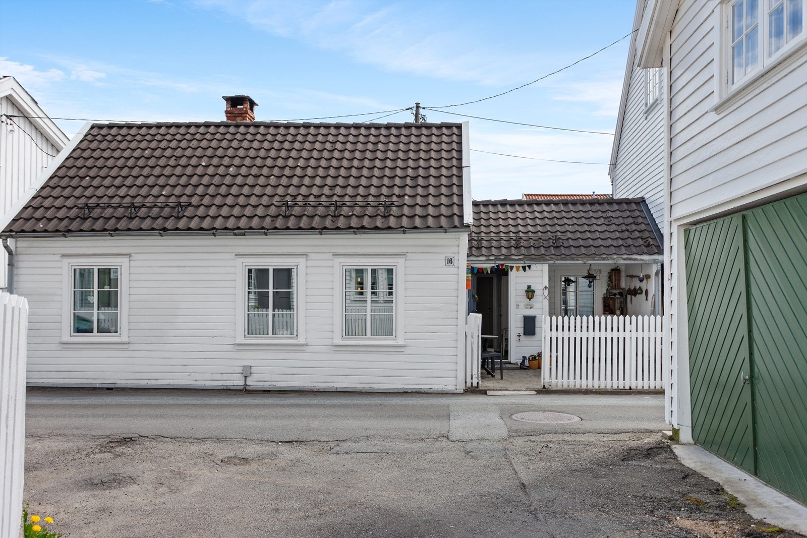 Dette er et hus med historie i veggene, som tidligere har fungert som skjenkestue på 1700-tallet. Eiendommen har ingen boplikt. Galleribilde