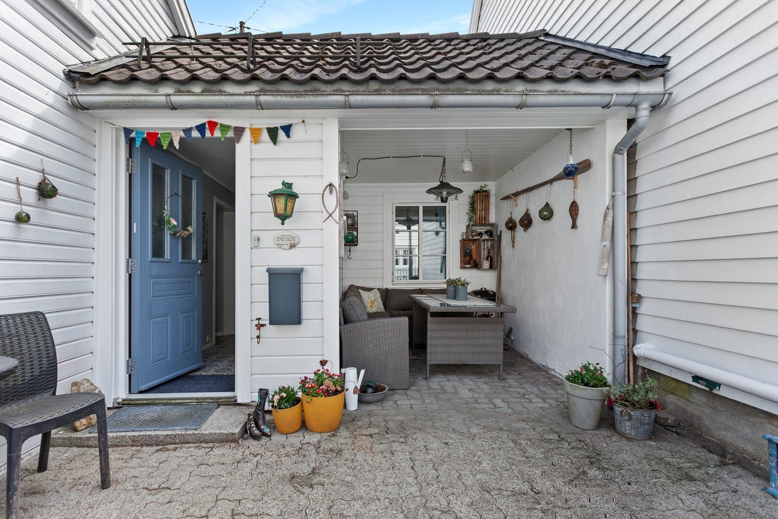 Beliggenheten i Hollenderbyen gir umiddelbar nærhet til Flekkefjords historiske sentrum, med handlegate og restauranter en kort spasertur unna. Galleribilde