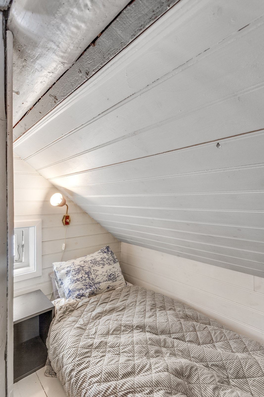 En av de smarte sovealkovene på loftet. Etasjen har et gulvareal på 33 m². Galleribilde